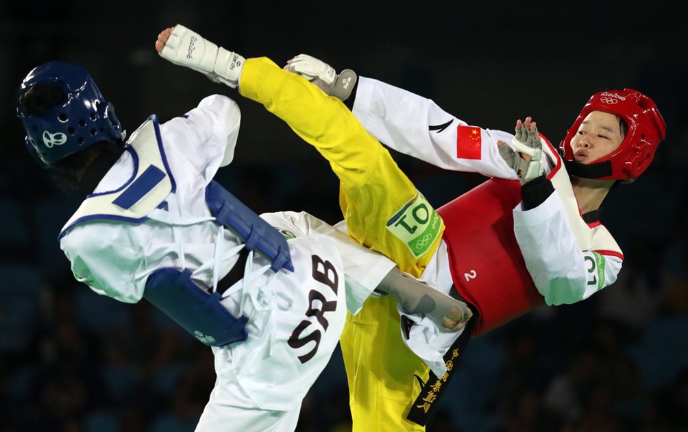 日本羽毛球队险胜印尼羽毛球队，林丹三分雨点燃全场