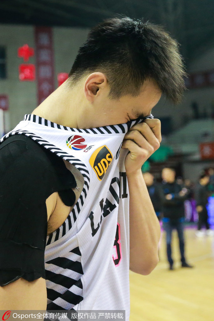 体操传奇谢幕，球迷泪洒赛场