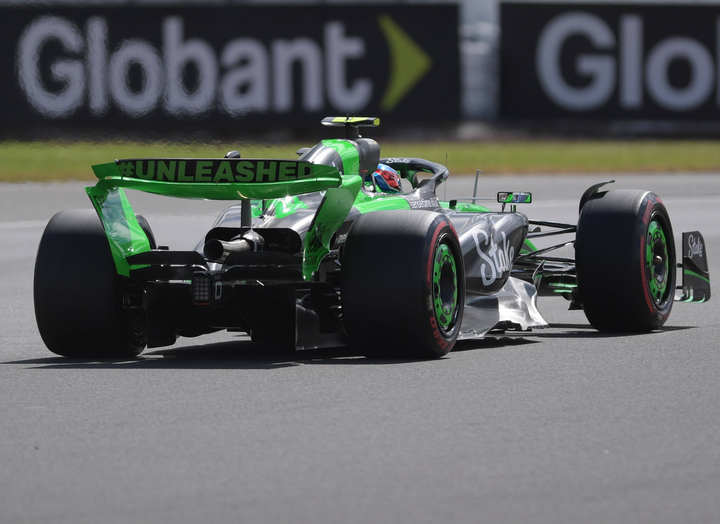 索伯车队鏖战红牛二队，周冠宇带队取胜