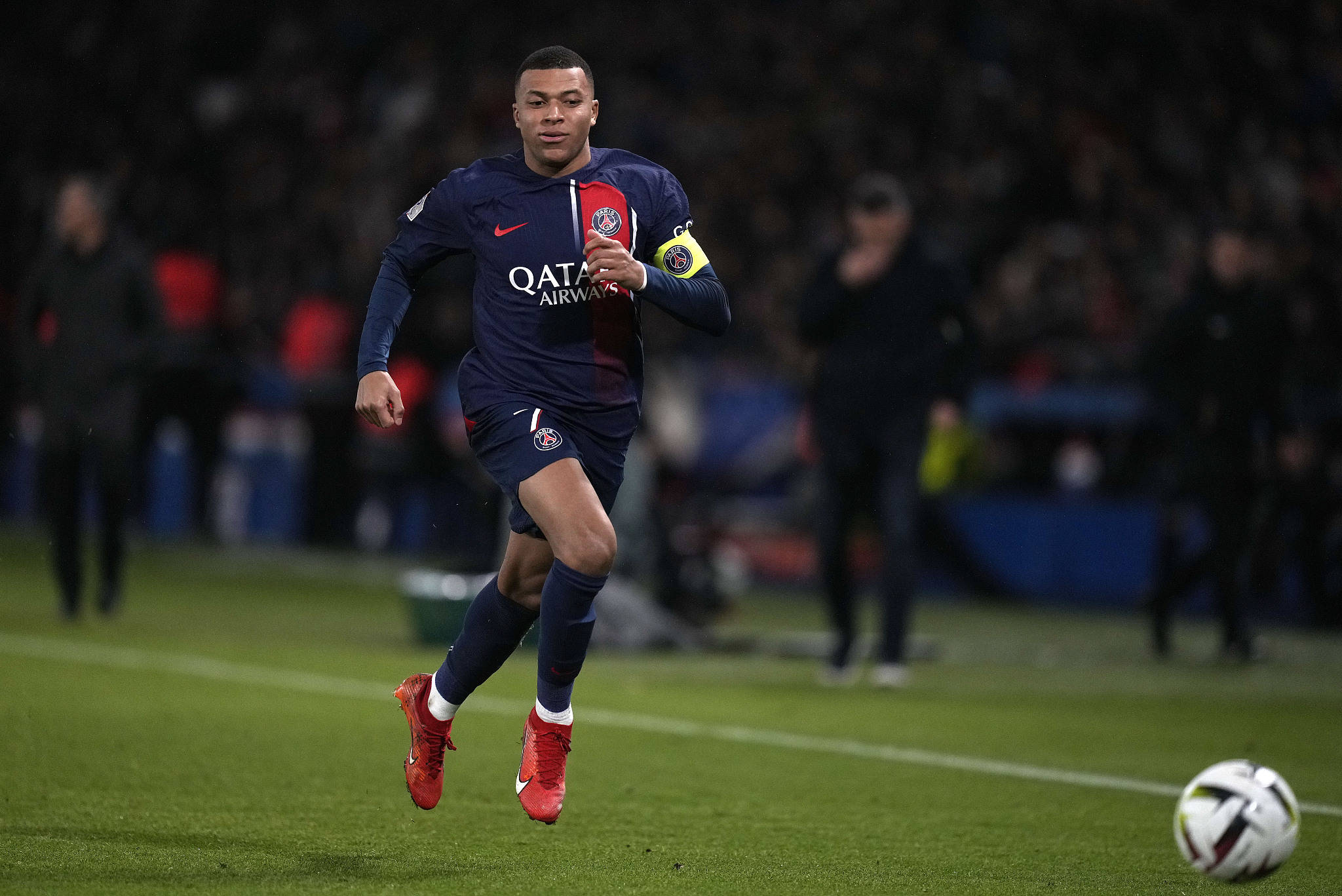 足球场上火热赛事：豪门直面硬仗胜负难料