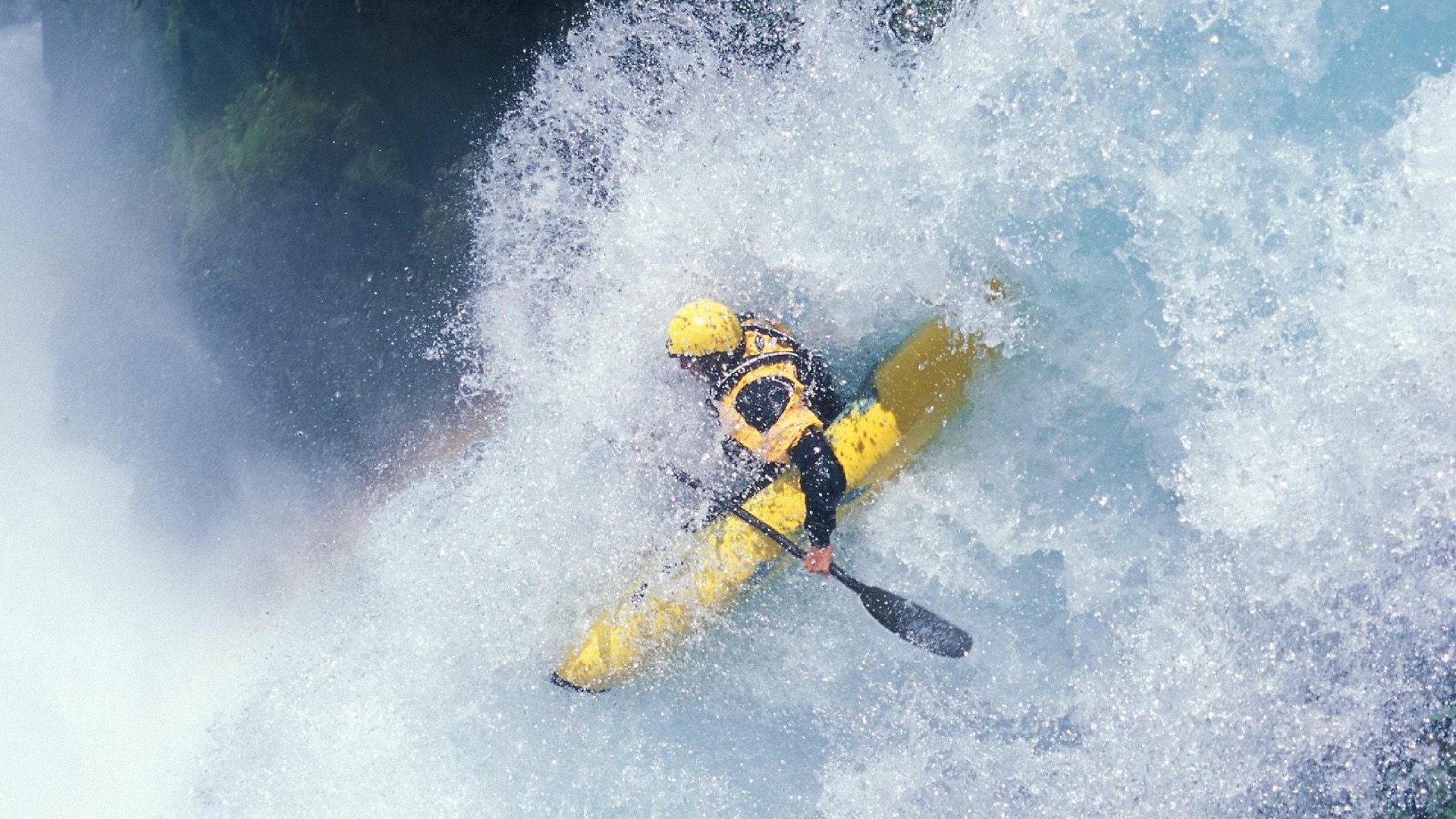 赤色闪电撕裂街道之夜，迪亚斯在第十胜的轰鸣中写下历史