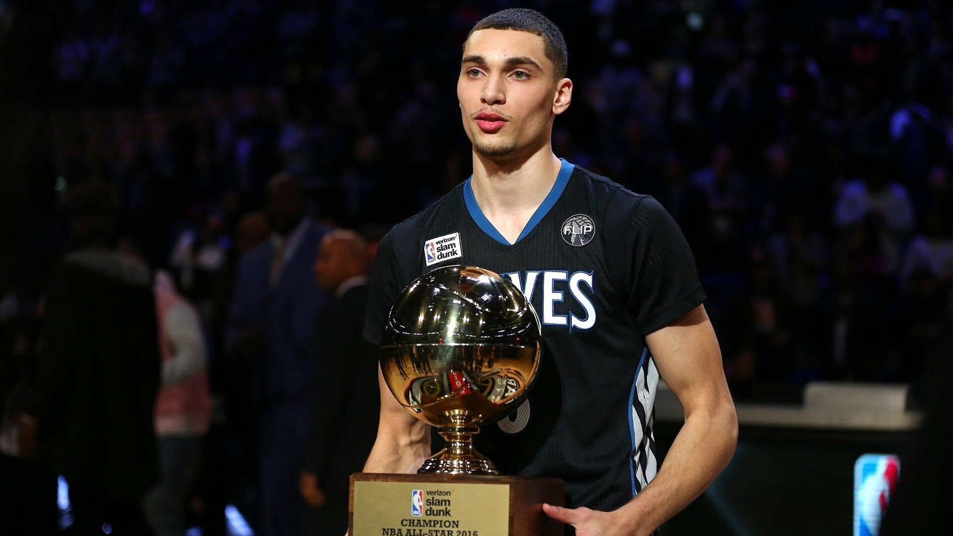 德意志铁骑碾压安达卢西亚红，亚洲闪电三笘薰欧冠半决赛上演王者接管