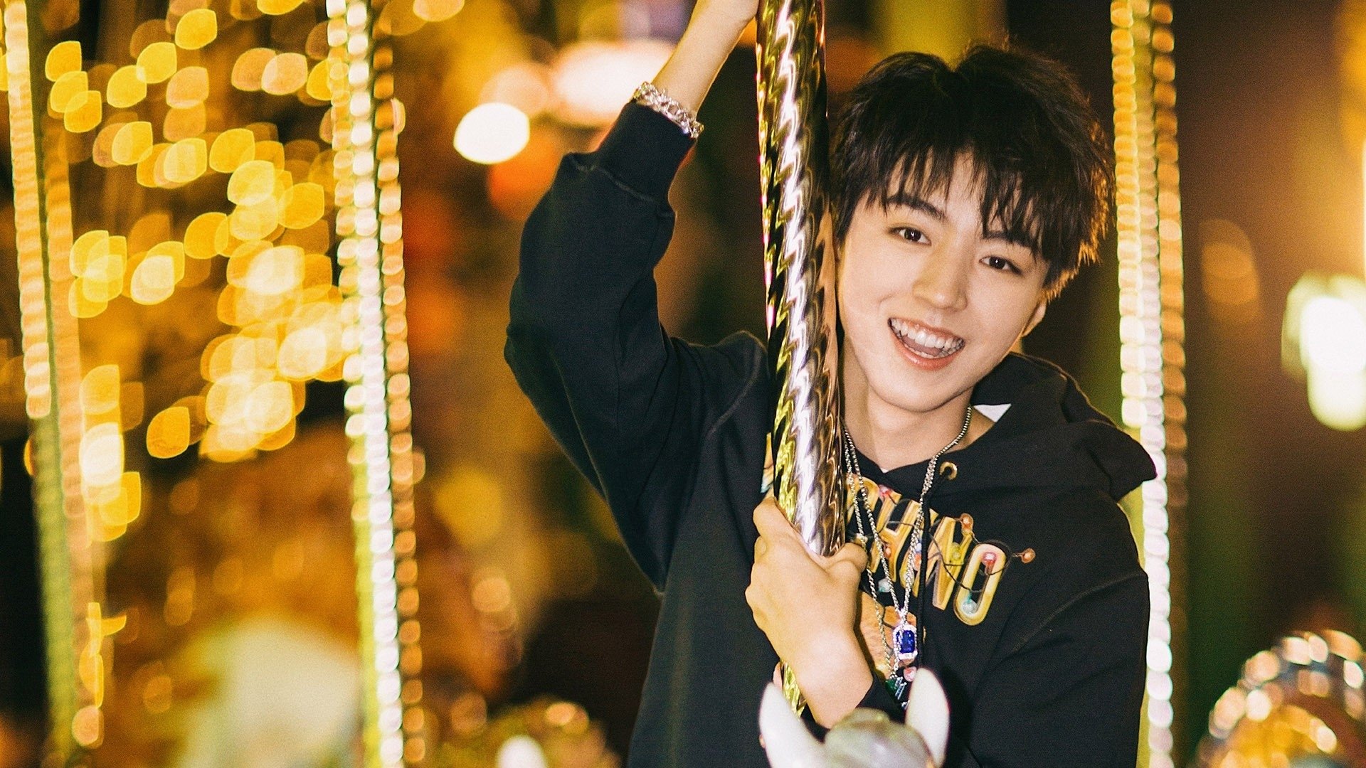 赛场的双面启示，尼克斯的团队爆发与霍勒迪的个人接管